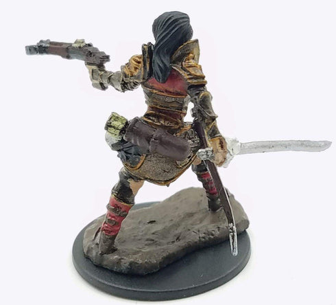 Pathfinder Battles: Premium Miniatures Wave 2: Half-Elf Swashbuckler Female